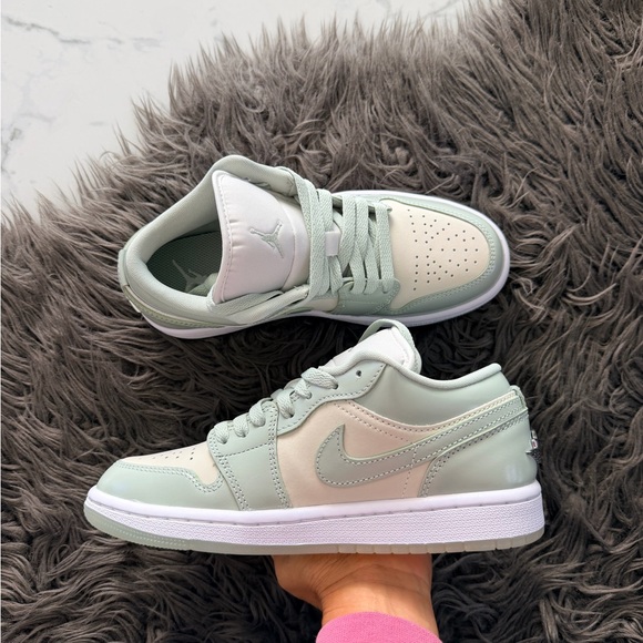 Air Jordan 1 Low SE - Picture 6 of 9